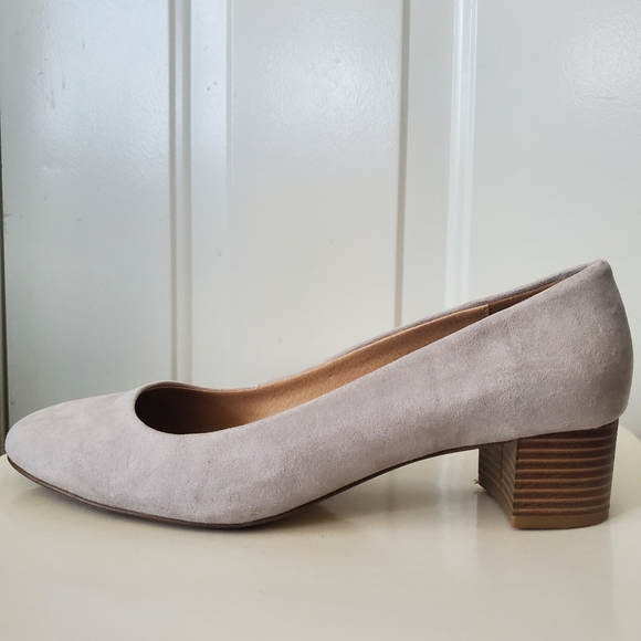 Like new LOFT Suede Shoes size 9 - Picture 2 of 13